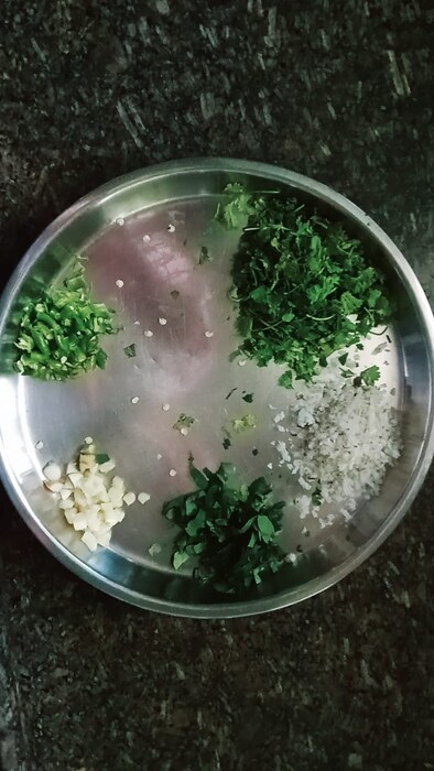 कढईत 1-2 वाटी पाणी घेऊन त्याला उकळी आल्यावर बारीक चिरलेला लसूण, कोथिंबीर, हिरवी मिरची, कढीपत्ता, हळद, मीठ ऍड करावे. शिजल्यानंतर बेसन ऍड करा आणि ढवळत राहा. त्यात गाठी राहता कामा नये. बेसन चांगलं शिजलं पाहिजे. 
