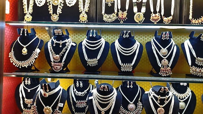  तुम्ही अस्सल मोत्यांचे पारंपारिक दागिने शोधत असाल तर एक ठिकाण आम्ही तुम्हाला सांगणार आहोत.