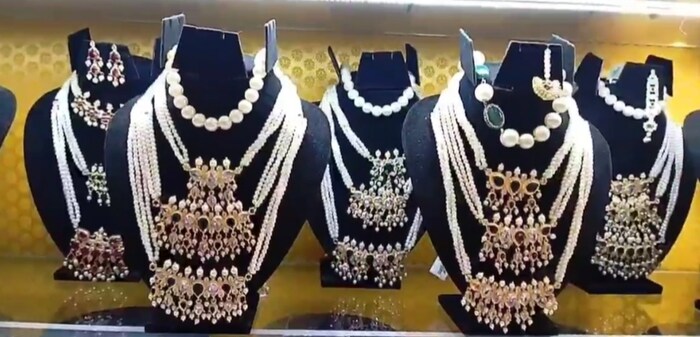 चार बांगड्या, मोत्याचं मंगळसूत्र, मोत्याची बुगडी, आणि मोत्याचा बाजूबंद असा सेटही इथं उपलब्ध असून त्याची किंमत 795 रुपये इतकी आहे, अशी माहिती पिंपळे यांनी दिली.