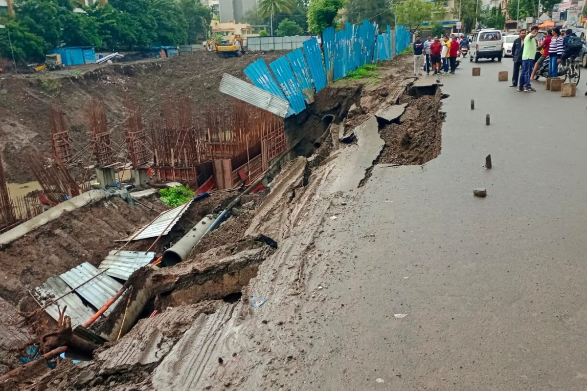 उच्चभ्रू सोसायटीजवळ रस्ता खचला