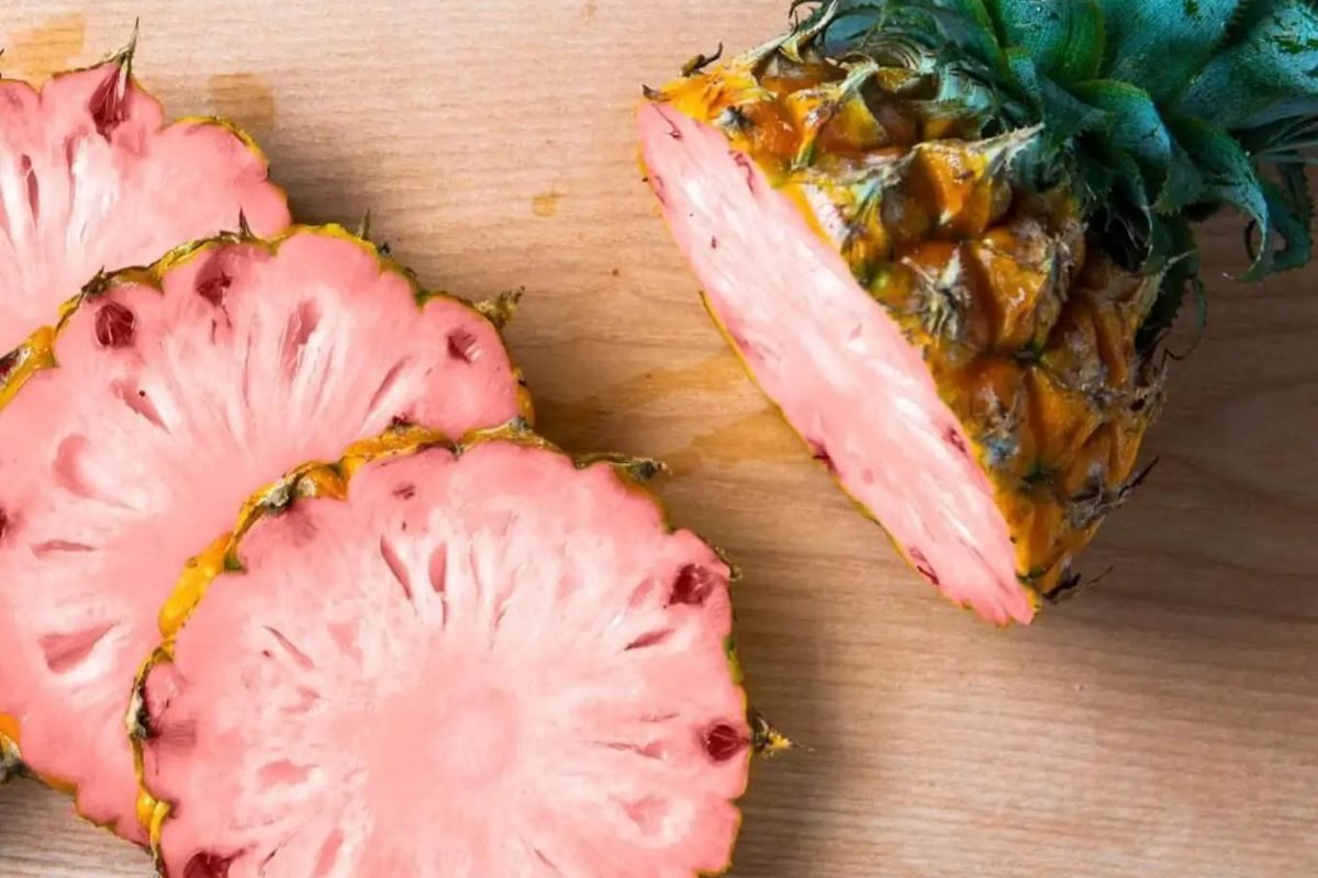Pink Pineapple : तुम्ही कधी गुलाबी रंगाचं अननस खाल्लंय? चवीसोबत याचे फायदेही आहेत जबरदस्त!