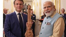 फ्रान्सचे राष्ट्राध्यक्ष मॅक्रॉन यांना पंतप्रधान मोदींनी दिलं अनोखं गिफ्ट