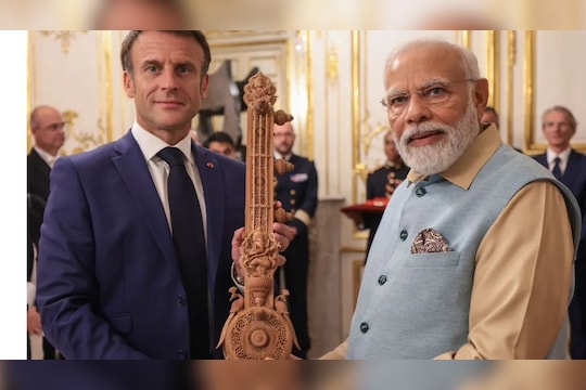 पीएम नरेंद्र मोदी यांनी फ्रान्सच्या राष्ट्राध्यक्षांना दिलं गिफ्ट
