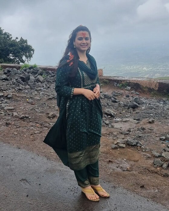  मुसळधार पाऊस, धुक्यातून प्राजक्तानं मांढर गड सैर करत अखेर मांढरगड निवासिनी श्रीकाळेश्वरी काळूबाई कळसाजवळ पोहोचली.