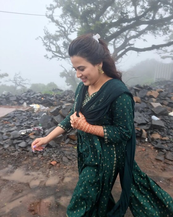  नुकतीच महाराष्ट्रात परतली असून पुन्हा एकदा नव्या देवस्थानाला तिनं भेट दिली आहे.