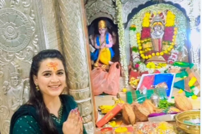 देवीच्या गाभाऱ्यातील फोटो प्राजक्तानं सोशल मीडियावर शेअर केलेत. तिच्या फोटोंना पसंती देत चाहत्यांनी कमेंट्सचा वर्षाव केलाय.