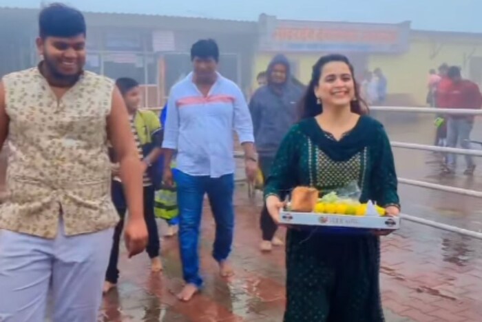  हातात फुलांची परडी घेत प्राजक्ता मनोभावे देवीचं दर्शन घेण्यासाठी पोहोचली.