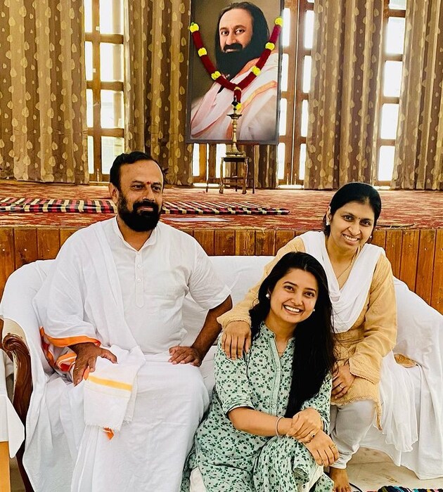  "प्राणायम, योग, मेडिटेशन, म्युझिक, सात्विक लिविंग, सात्विक अन्न, पंचकर्म, निसर्ग आणि बरंच काही संयोजन या गोष्टी 3 महिन्यातून एकदा अनिवार्य आहेत", असं प्राजक्तानं म्हटलं आहे.