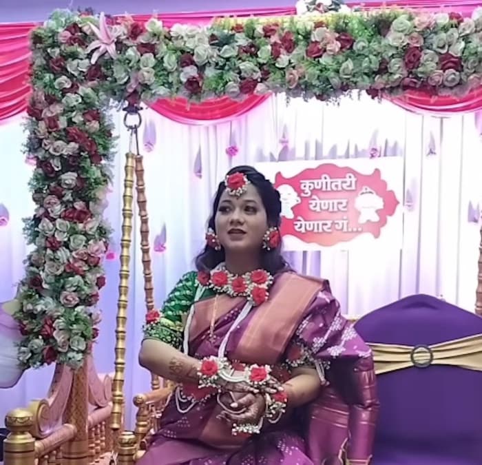  फ्लोरल ज्वेलरी, जांभळ्या साडीत राधा बेबी बंप फ्लॉन्ट करताना दिसली.