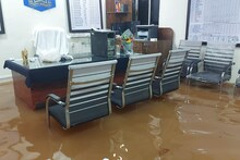 रायगडमध्ये पोलीस स्टेशनच गेलं पाण्याखाली; गुडघाभर पाणी साचल्याने तारांबळ