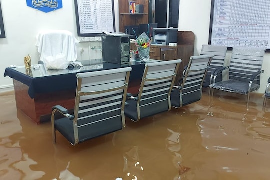 पोलीस स्टेशनच गेलं पाण्याखाली; 