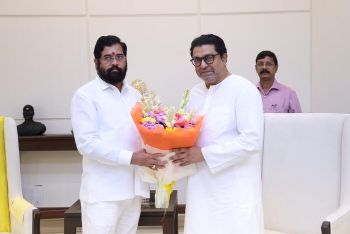 मनसेचे अध्यक्ष राज ठाकरे आज दुपारी मुख्यमंत्री एकनाथ शिंदे यांच्या निवासस्थानी पोहोचले. त्यांच्यासह मनसेचे काही नेतेही सोबत गेले आहेत.