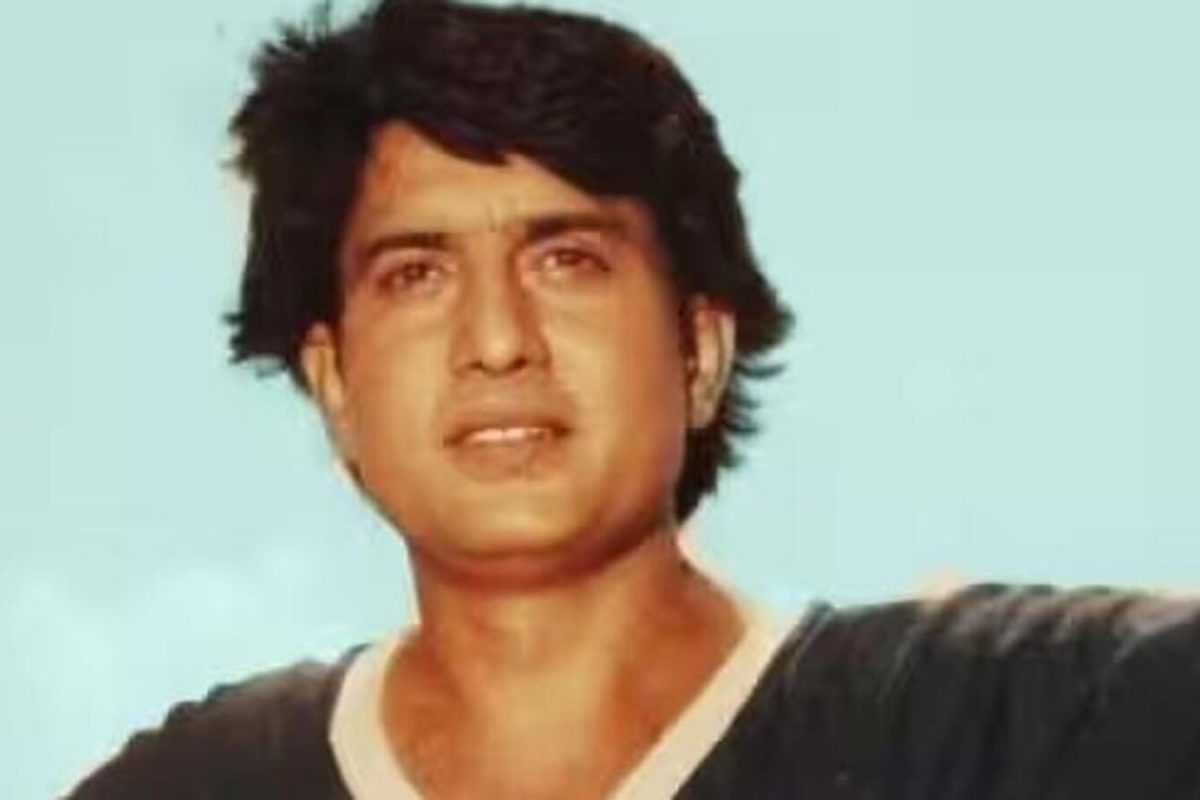  ज्येष्ठ अभिनेते रवींद्र महाजनी यांच्या मृत्यूने सगळीकडेच खळबळ उडवली आहे. त्यांच्या अचानक झालेल्या मृत्यूने <a href="https://lokmat.news18.com/entertainment/hemangi-kavi-latest-post-on-actor-ravindra-mahajani-death-mhsp-921551.html">चित्रपटसृष्टीमध्ये हळहळ</a> व्यक्त होत आहे. महाजनी यांनी वयाच्या 77 व्या वर्षी अखेरचा श्वास घेतला.