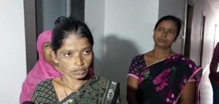 “मंगळवारी मी त्यांना शेवटचं पाहिलं. त्यादिवशी त्यांनी माझ्या हातात कचरा दिला. बुधवारी माझा वीकली ऑफ होता. गुरुवारी ते झोपले असावेत या विचाराने मी दार ठोठावलं नाही. त्यांनी कचरा बाहेर ठेवला नव्हता. मी निघून गेले. त्यानंतर शुक्रवारी जेव्हा मी आले तेव्हा दोन दिवसाचा कचरा असेल म्हणून दार ठोठावलं. पण आतून मला काहीच उत्तर मिळालं नाही”, असं सफाई कर्मचारी आदिका वारंगे यांनी सांगितलं.