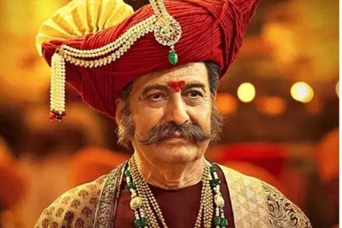 वींद्र यांचं वय 77 वर्ष होतं. त्यांचा मृत्यू साधारण: तीन दिवसांपूर्वी झाला असल्याची माहिती पोलिसांनी दिली.त्यांच्या मृतदेह अशा अवस्थेत आढळल्याने सर्वानाच धक्का बसला आहे. 
