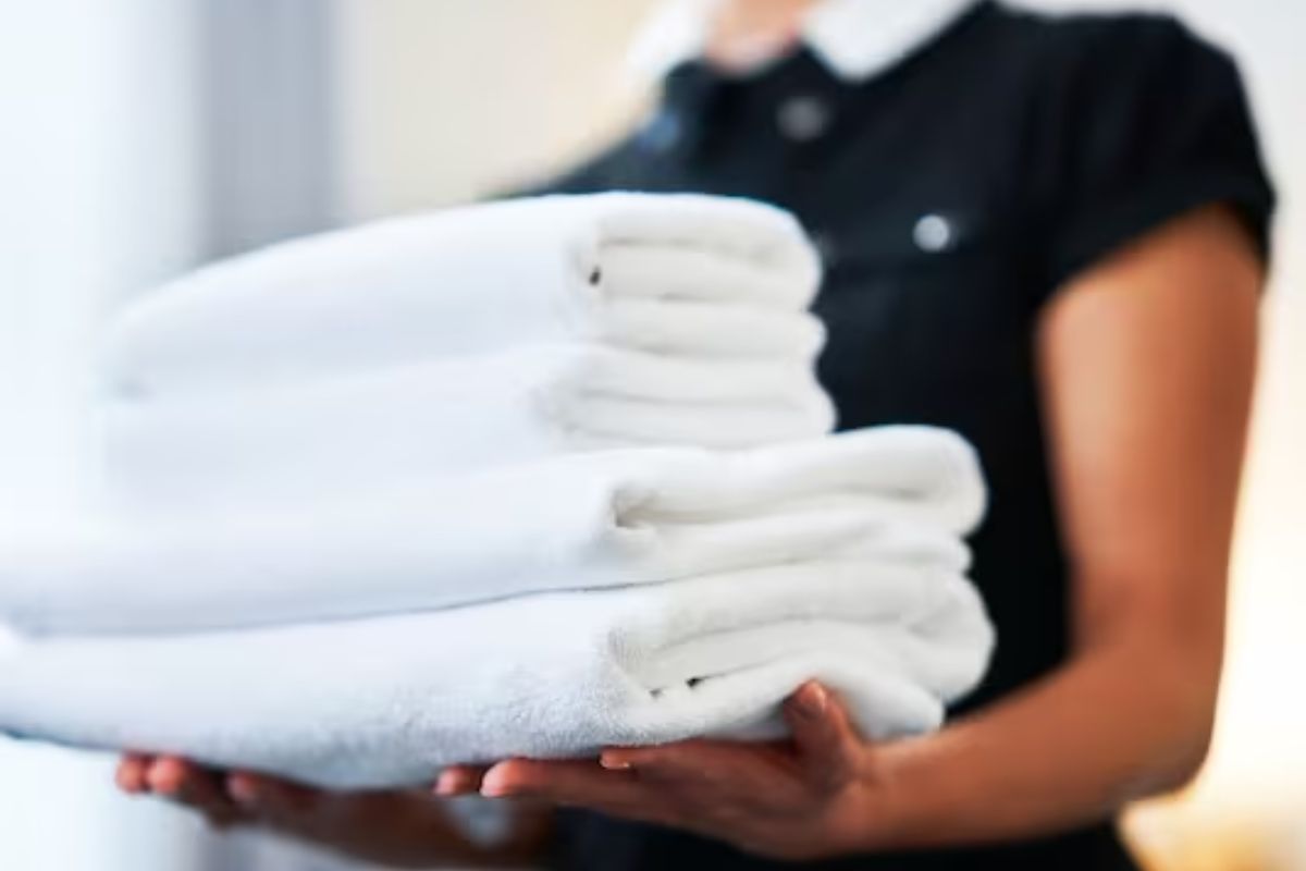 हॉटेलच्या दरवाजाला अडकवा टॉवेल