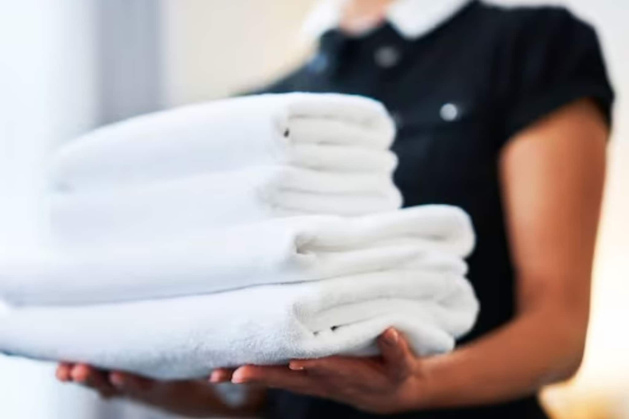 हॉटेलमध्ये सुरक्षितपणे रात्र घालवायची असेल तर दरवाजाला नक्की अडकवा टॉवेल