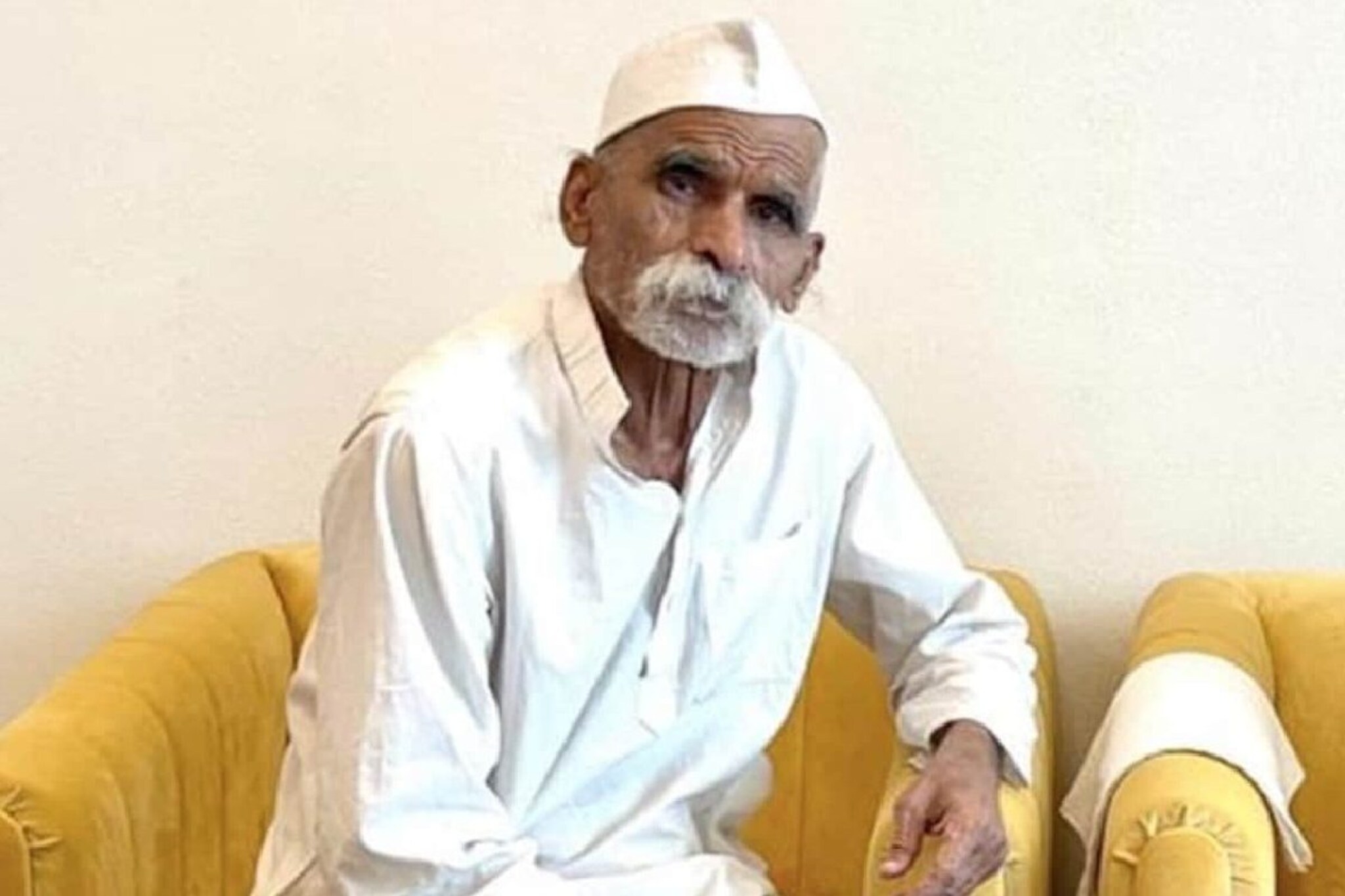 महात्मा गांधींबद्दलचं वादग्रस्त वक्तव्य भोवलं; भिडेंविरोधात गुन्हा दाखल