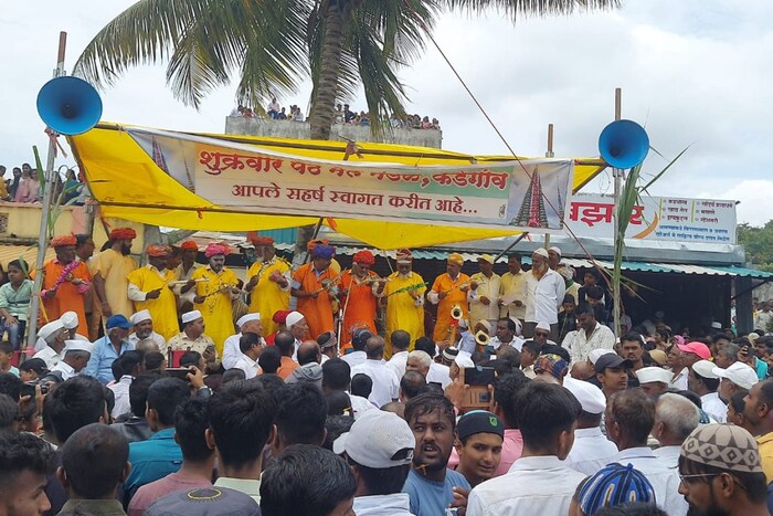 सांगली जिल्ह्यातील कडेगाव शहर हिंदू-मुस्लिम ऐक्याचे प्रतीक मानले जाते. याठिकाणी पार पाडणारा मोहरम सण हा त्याचे प्रतीक आहे. गेली 150 वर्षांपासून कडेगावमध्ये गगनचुंबी ताबूत भेटीचा सोहळा पार पडतो. विशेष म्हणजे गावातील बारा बलुतेदार एकत्र येऊन हा सण साजरा करतात. 