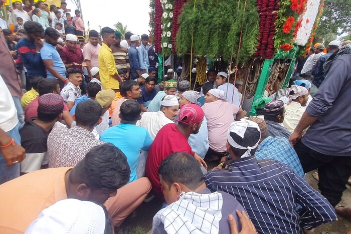 कडेगावच्या राष्ट्रीय एकात्मतेचे आणखी एक वैशिष्ट्य म्हणजे येथे हिंदू लोक मुस्लीम सण साजरे करतात तर मुस्लीम समाज हिंदूचे सारे सण साजरे करतात. कडेगाव मधील 14 ताबुतान पैकी निम्मे ताबूत हिंदू बांधव बसवतात ( हिंदूचे ताबूत 7 तर मुस्लीम बांधवांचे 7 ताबूत). 