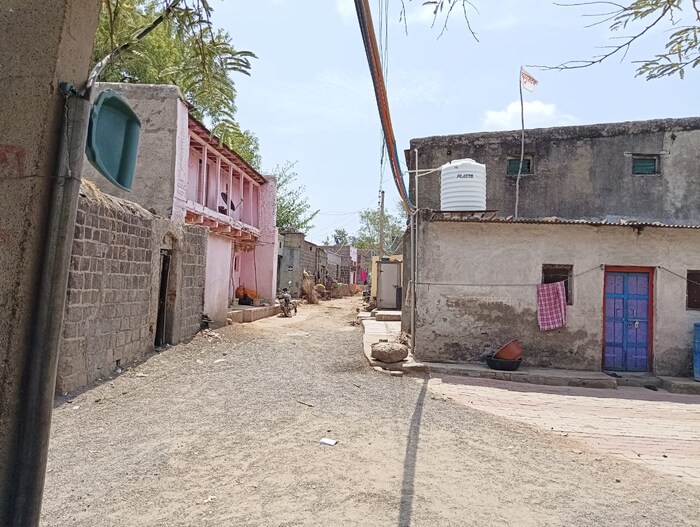 या गावात पाण्याचा दुष्काळ असला, तरी गुणवत्तेच्या बाबतीत पुढारलेले आहे. या गावाला अधिकाऱ्यांचे गाव म्हणून ओळखले जात होते. गेल्या काही वर्षांपासून अधिकारी होण्याची परंपरा निर्माण झाली आहे. वर्षी पोलिस भरती असो किंवा शिक्षक भरती या परीक्षेचा निकाल जाहीर झाल्यानंतर आपल्या गावातील कोणाची निवड झाली, याची उत्सुकता ग्रामस्थांना लागून असते.