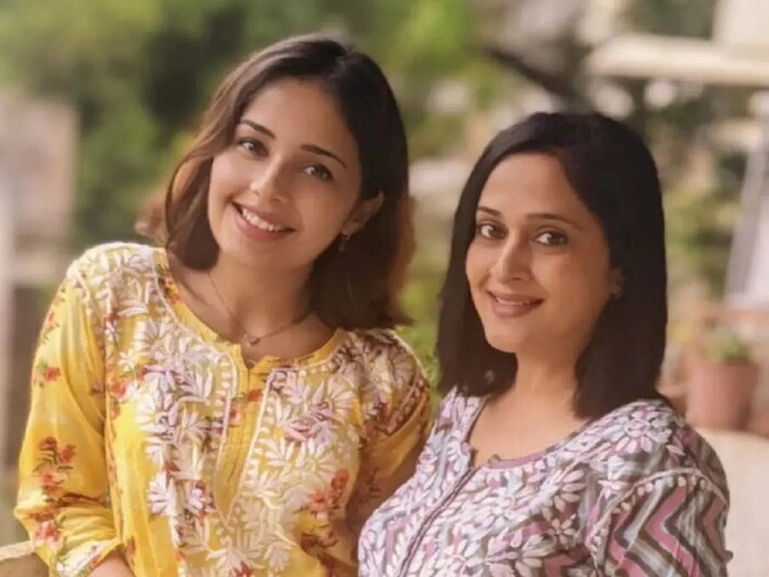  अभिनेत्री शिवानी रांगोळेनं दोन वर्षांआधी मृणाल कुलकर्णी यांचा मुलगा विराजस कुलकर्णीबरोबर लग्न केलं.