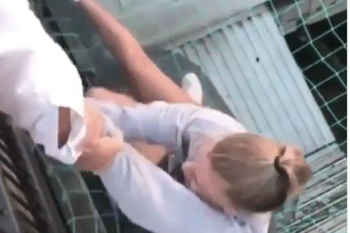 उंचावरुन खाली पडली तरुणी