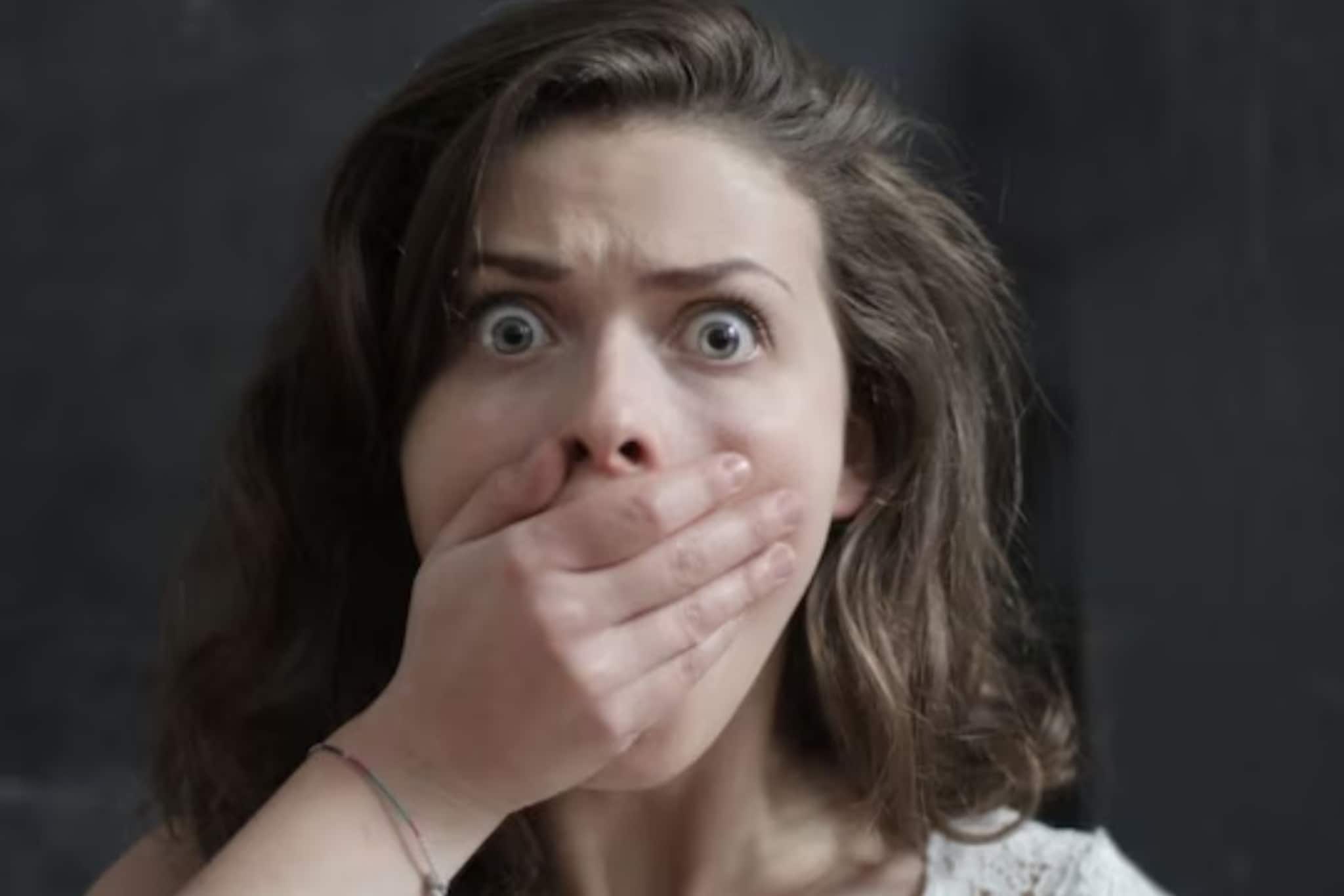 महिन्याचा पगार द्यायची आईला; 12 वर्षांनी बँक अकाऊंट पाहिलं आणि लेकीला बसला धक्का