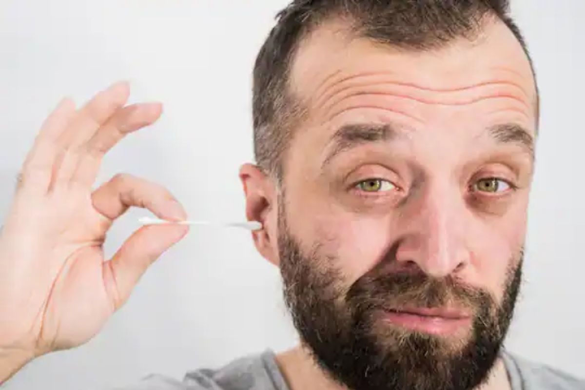 इअर बड्सच्या वापरामुळे काही वेळा कानातले मेण बाहेर येण्याऐवजी आत जाते.