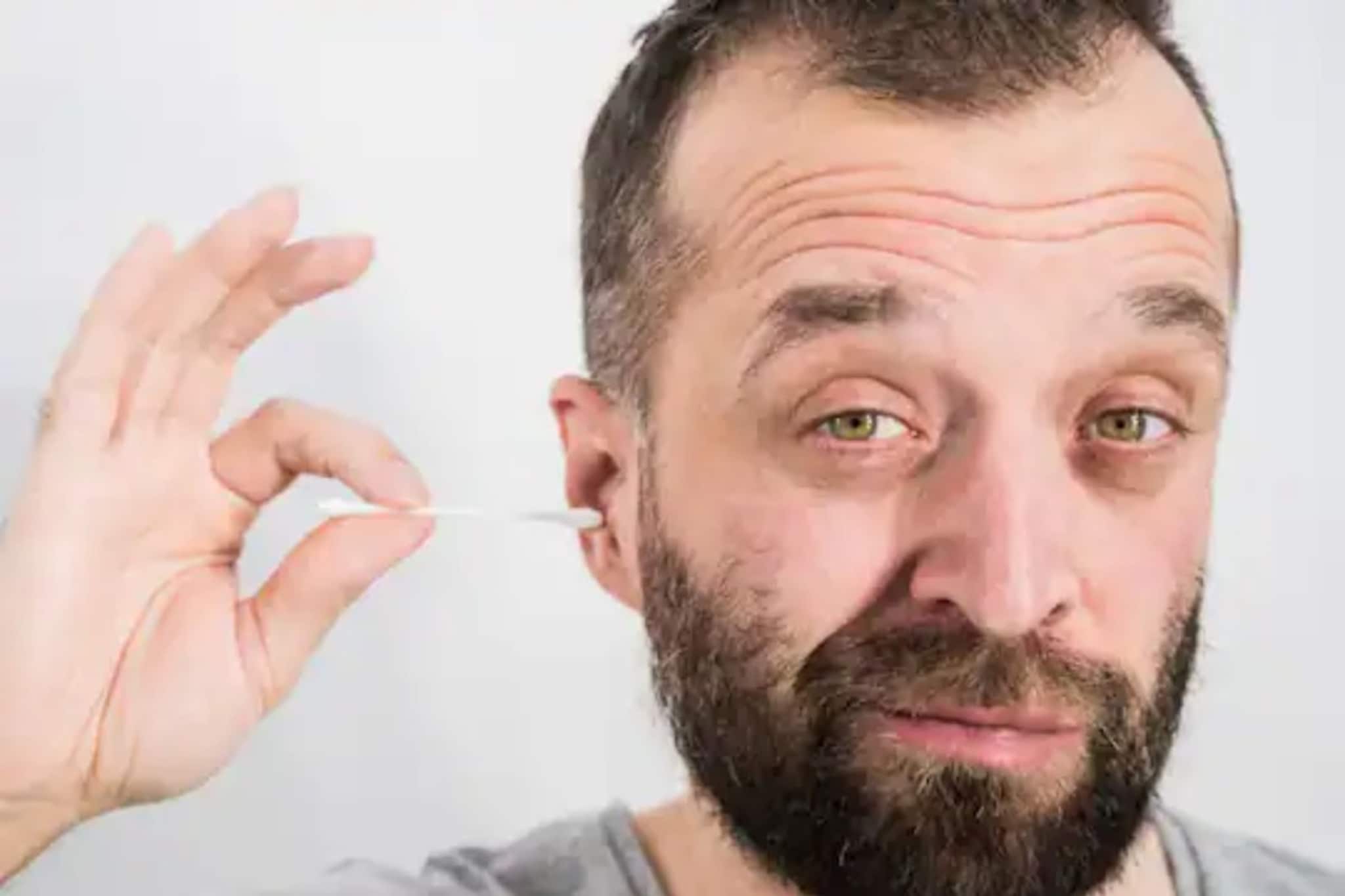 कान स्वच्छ करण्यासाठी इअर बडचा वापर किती सुरक्षित? जाणून घ्या योग्य पद्धत