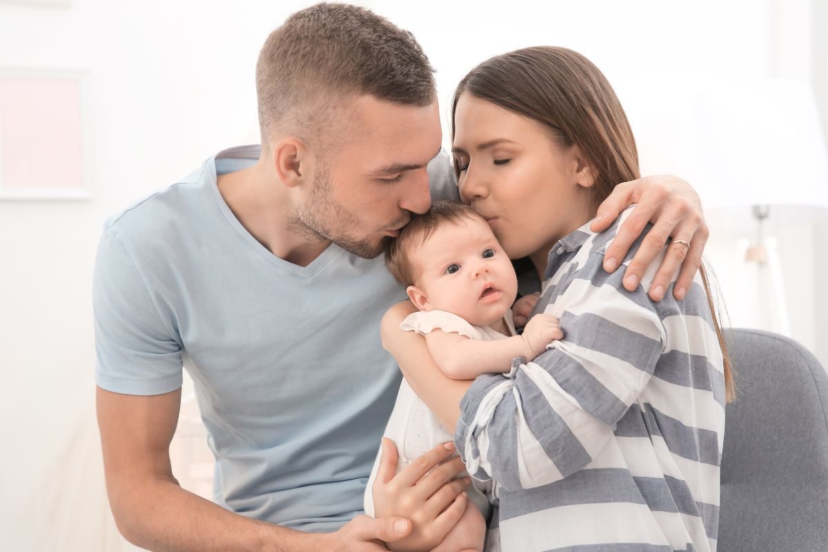 International Kissing Day : बाळाला वारंवार किस करता? पण तुमचं प्रेम ठरू शकतं घातक, वाचा दुष्परिणाम!