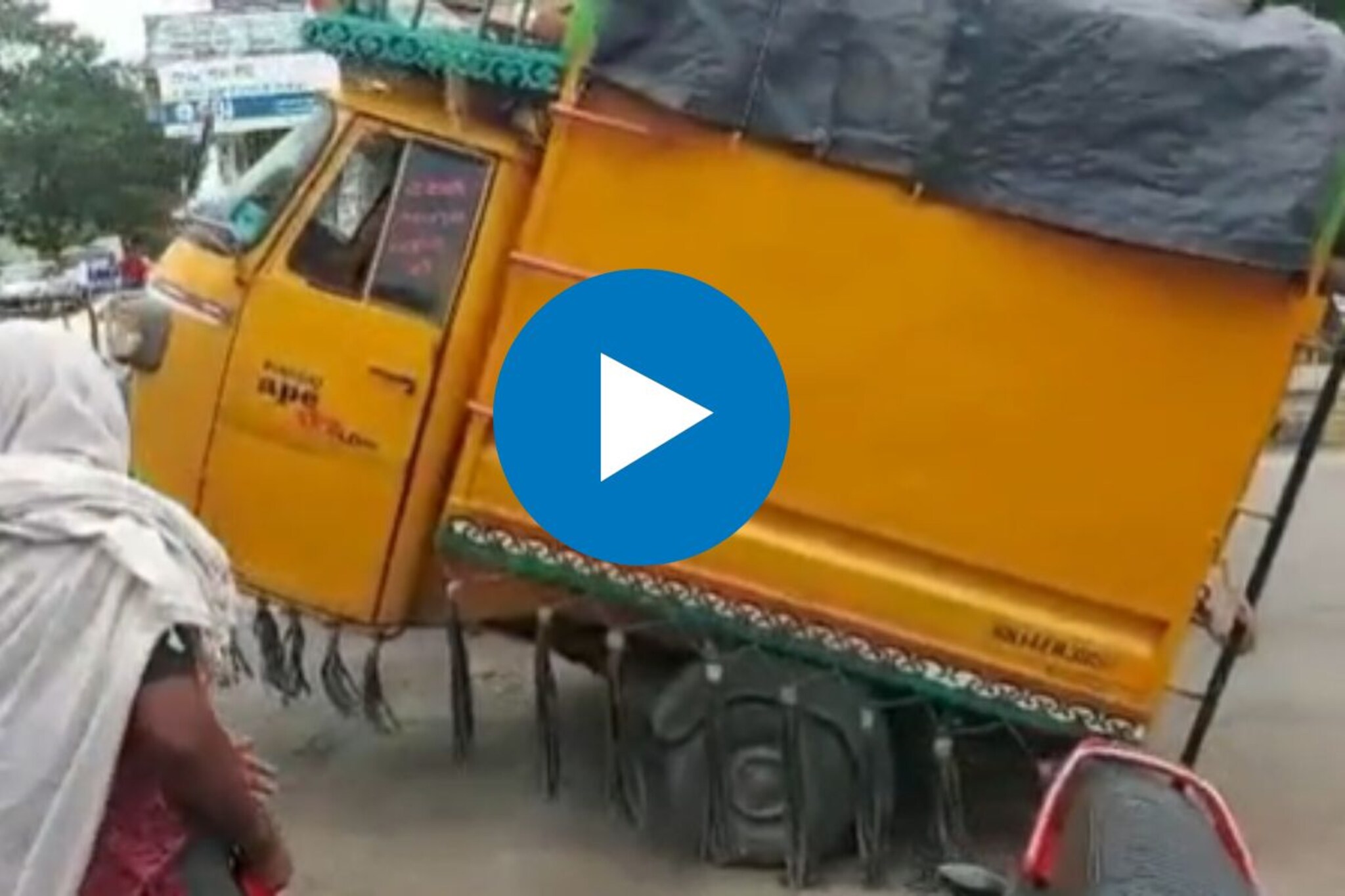 अपघात रोखण्याचा स्पीडब्रेकरच ठरतोय जीवघेणा, रिक्षा उलटल्याचं दृश्य कॅमेऱ्यात कैद