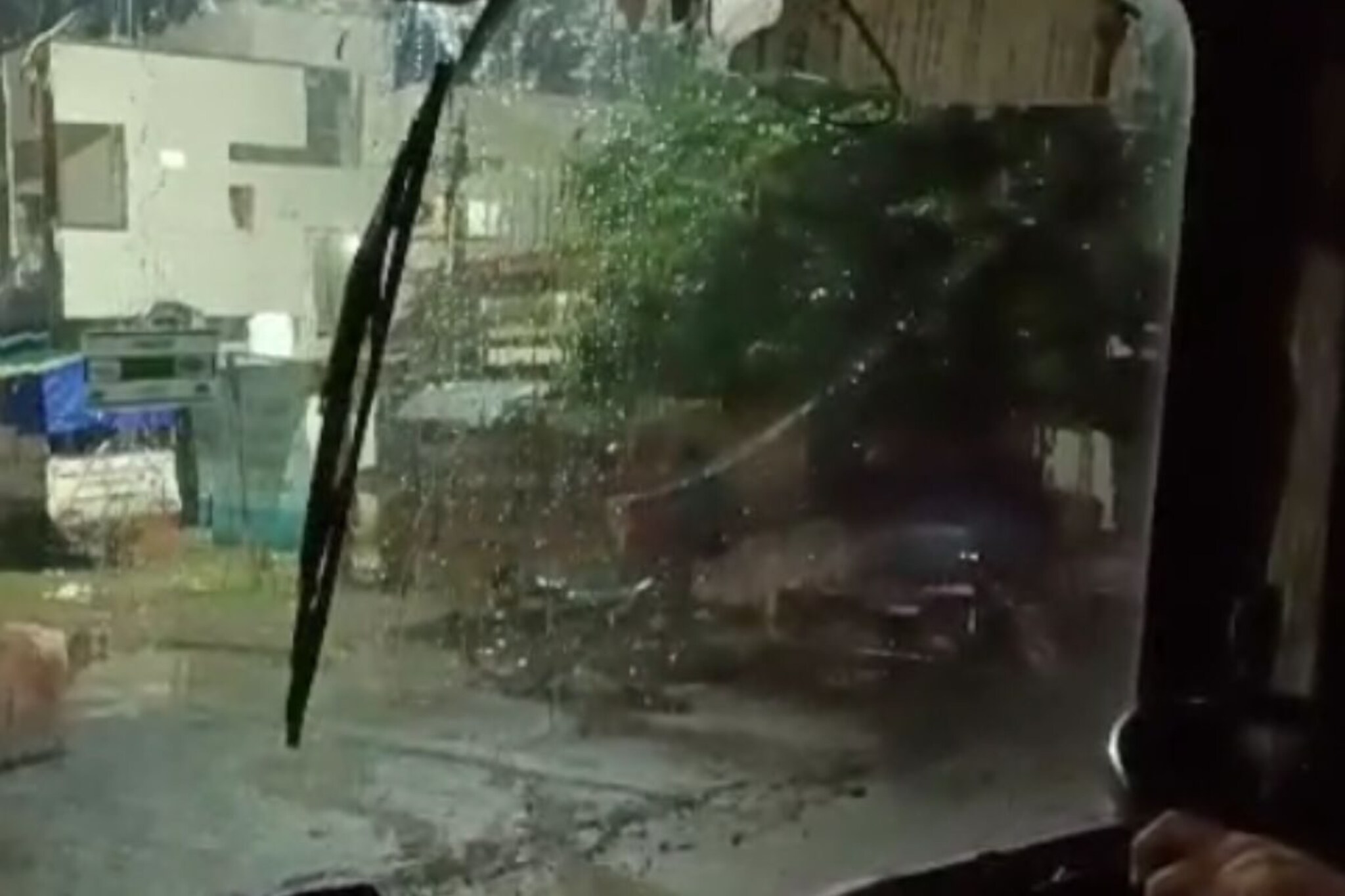 एसटीचा धक्कादायक Video समोर, चालकाच्या एका हातात स्टेरिंग तर दुसऱ्या हातात...