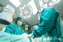लठ्ठपणावर उपचार करायला गेली महिला; पण पोटात होतं असं काही की डॉक्टरांनाही धक्का
