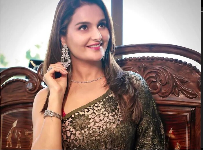 मोनिकाला तिच्या भूतकाळाविषयी विचारले असता ती म्हणाली की, 'मला आता कशाचीच पर्वा नाही. माझ्यासोबत आता सर्व चांगल्या गोष्टी घडल्या आहेत, ते कसे घडले हे मला माहित नाही, कदाचित देवाचा यात काहीतरी संबंध असेल, परंतु मला आता कसलीच पर्वा करायची नाही.