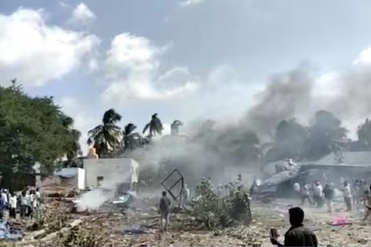 फटाक्यांच्या कारखान्यात भीषण स्फोट, 3 महिलांसह 8 जण ठार; हॉटेलची इमारतही कोसळली