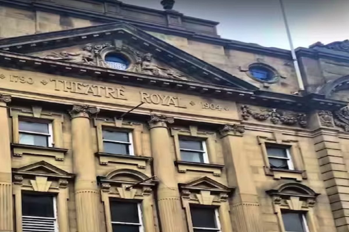 300 वर्षे जुनं थिएटर.