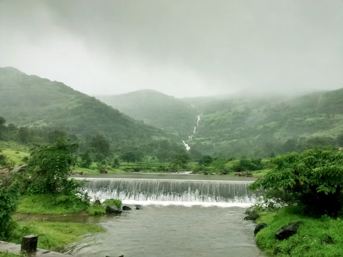 ठोकरवाडी धबधबा : ठोकरवाडी धबधबा कान्हे फाटा शहराजवळ एका मोठ्या तलावाजवळ आहे. जर तुम्ही वसंत ऋतूमध्ये किंवा पावसाळ्याच्या आसपास भेट देत असाल तर हायकिंग आणि कॅम्पिंगसाठी हे एक नैसर्गिक ठिकाण आहे. हे धरण 1922 मध्ये बांधण्यात आले असून, या धरणातील पाण्याचा वापर शेजारील भागांना वीजपुरवठा करण्यासाठी केला जातो. तुम्ही तुमच्या सोबत्यांसोबत असाल तर , तुम्ही काही दिवस हायकिंग आणि परिसरात फिरून निसर्गाचा आनंद घेऊ शकता. पुण्यापासून अंतर 66 किलोमीटर आहे. 