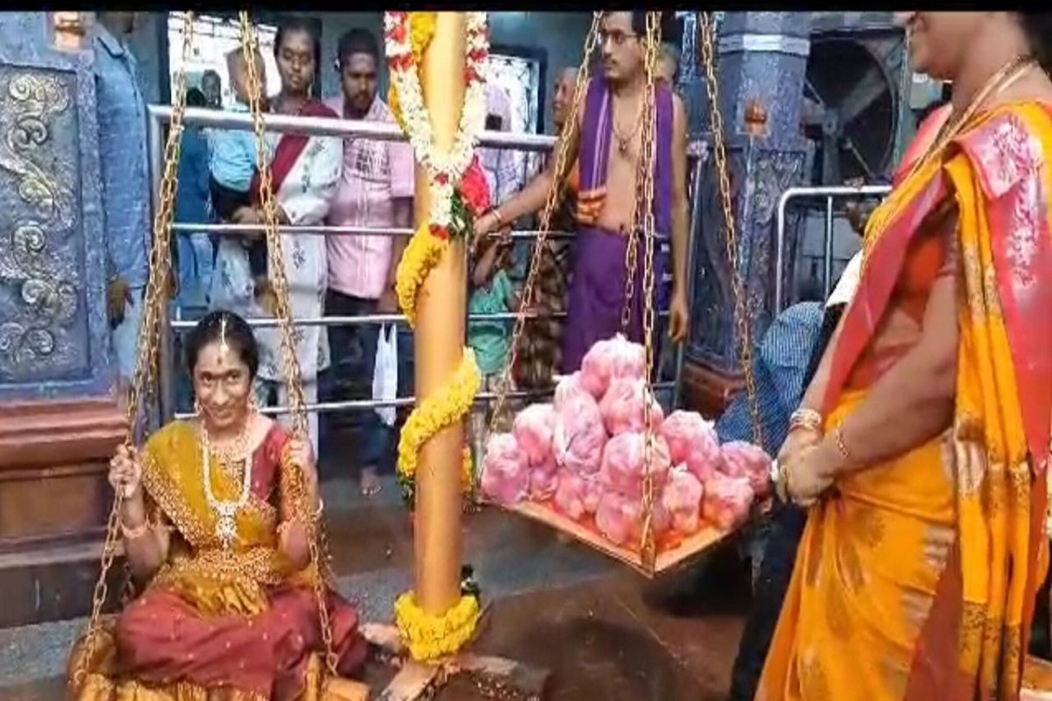 सोनं-चांदी-पैसे नव्हे, टोमॅटोशी तुला; लेकीच्या वजनाइतके टोमॅटो दान