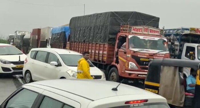  गाडी आदळून पडल्याने रस्ता ब्लॉक झाला आणि त्यामुळे वाहतूक कोंडी झाली.