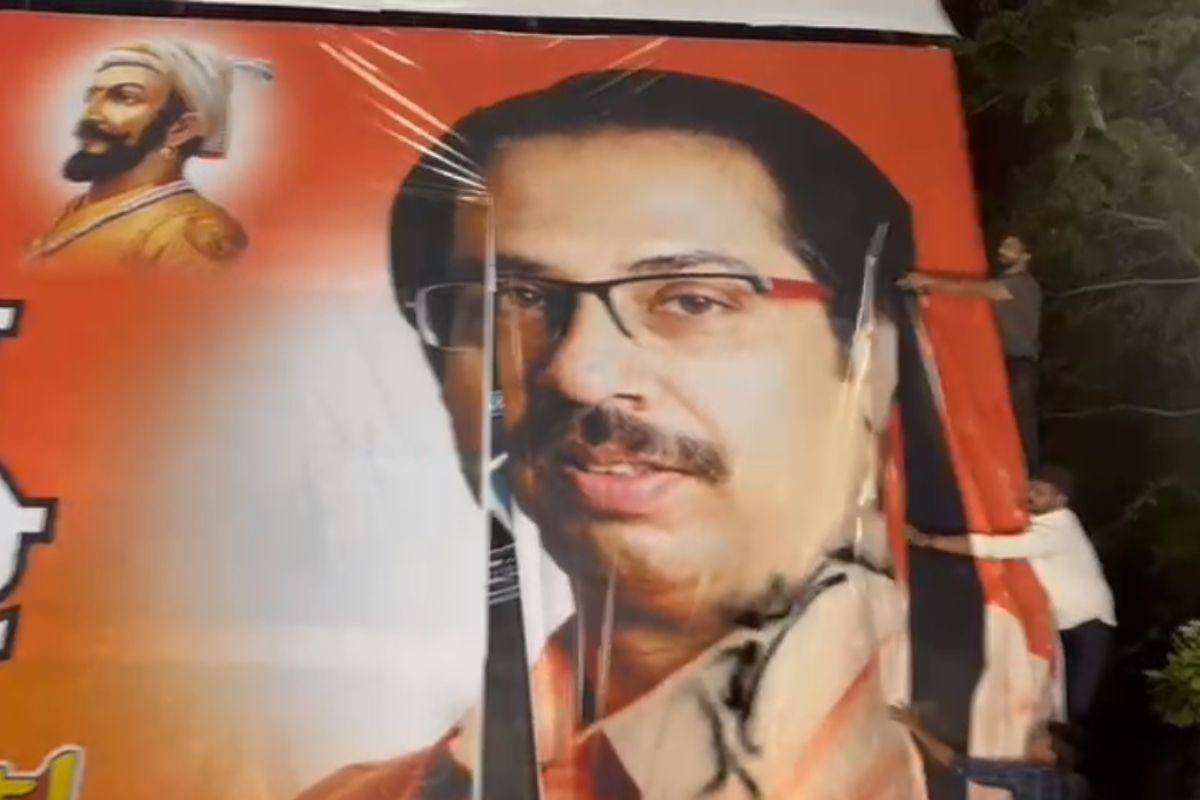 भाजपने फाडले उद्धव ठाकरेंचे पोस्टर