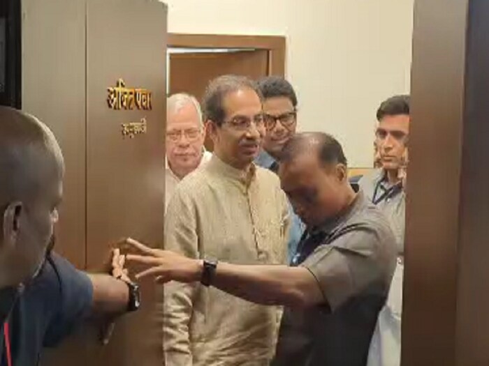 राष्ट्रवादी काँग्रेसमध्ये फूट पडल्यानंतर पहिल्यांदाच उद्धव ठाकरे आणि अजित पवार यांची भेट झाली. या भेटीवेळी शिवसेनेचे नेते आदित्य ठाकरे हेसुद्धा उपस्थित होते. 