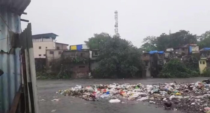 उल्हास नदीच्या पाणी पातळीत वाढ झाल्यानं आजूबाजूच्या चाळीतील घरातही पाणी शिरलंय.