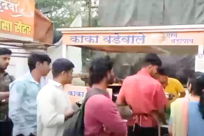   शहरातील अनेक वडापाव स्टॉल चांगलेच फेमस आहेत. या स्टॉलवर नेहमी गर्दी असते. पुण्यातील कोथरुडमध्ये गेल्या 30 वर्षांपासून काका वडेवाल्यांचा स्टॉल फेमस असून येथील वडापाव खाण्यासाठी चक्क रांग लागलेली असते.