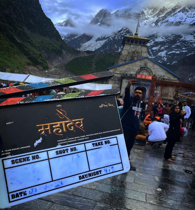  विदुला तिच्या आगामी महादेव या सिनेमाचा मुहूर्त साजरा करण्यासाठी केदारनाथला गेली होती. केदारनाथ मंदिराबाहेरच क्लापबोर्डचा फोटो तिनं शेअर केला आहे.