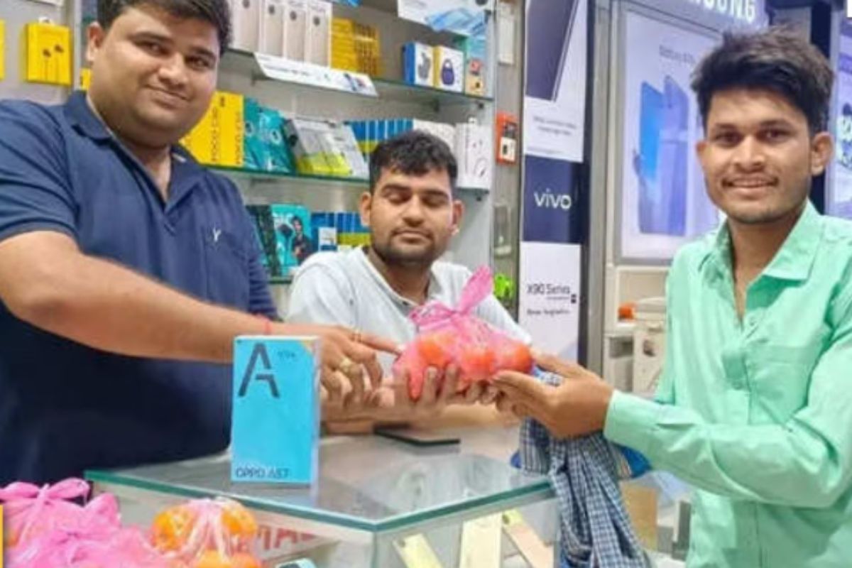 मोबाईल खरेदी करा आणि 2 किलो टोमॅटो फ्री मिळवा