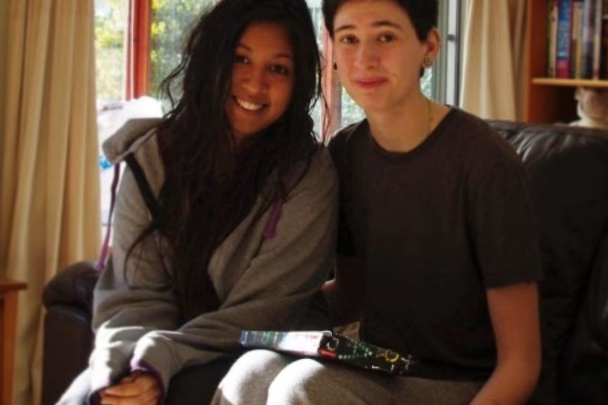 दोन मैत्रीणींना एकमेकींवर झालं प्रेम