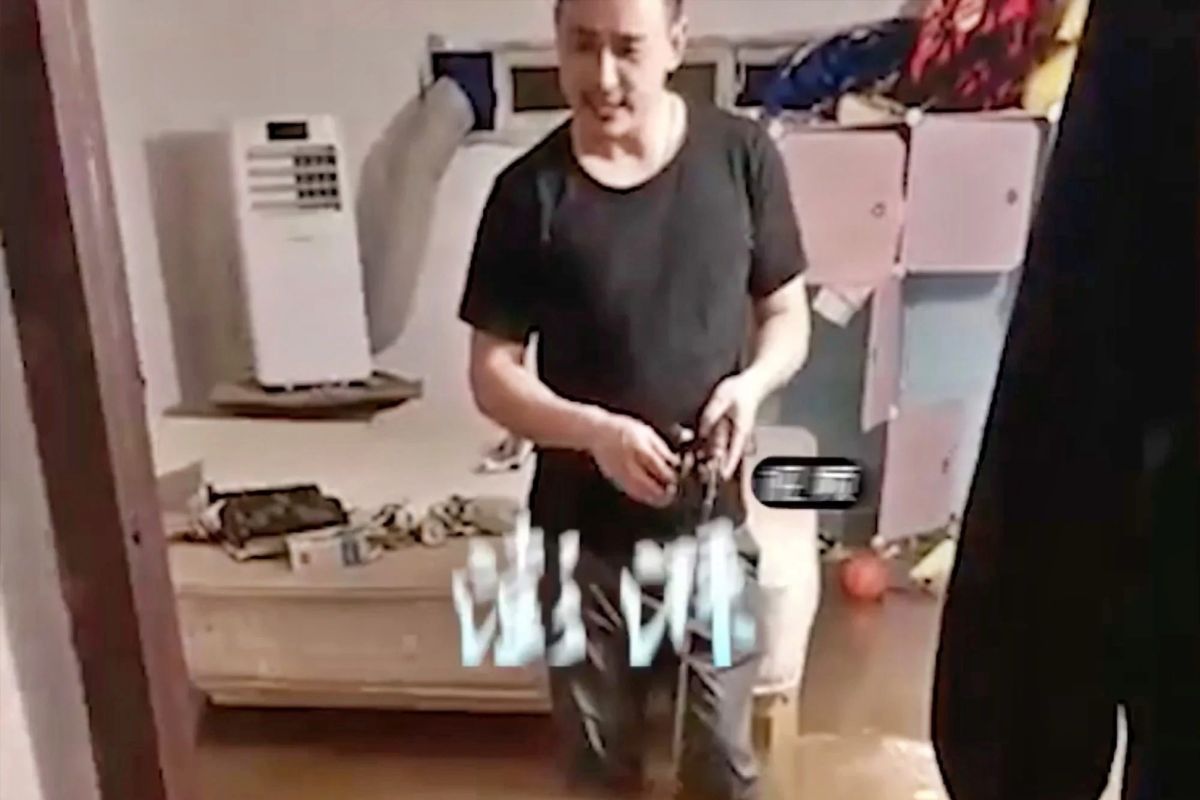 घरात शिरलं पाणी आणि व्यक्ती करतोय मासेमारी