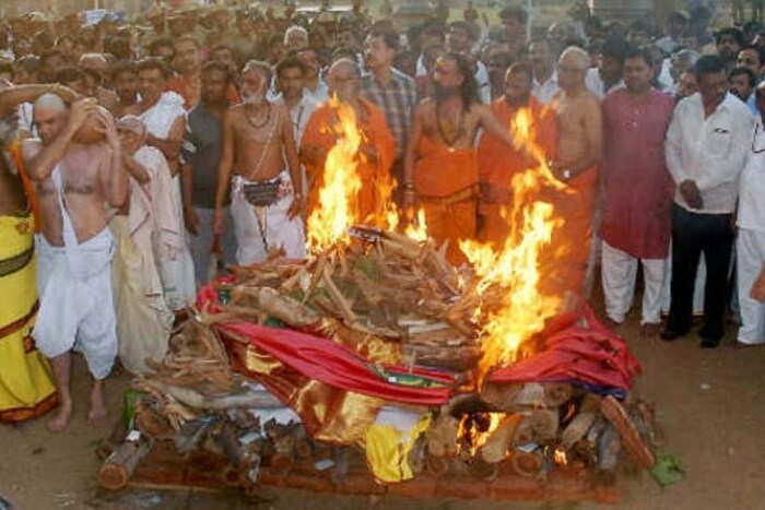 आचार्य चाणाक्य यांच्या मते, मेल्यानंतर माणूस एकच गोष्ट सोबत घेऊन जातो ती म्हणजे कर्म. 