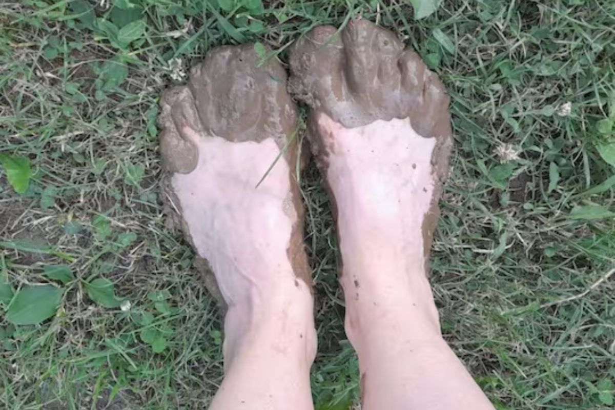 गेल्या 7 वर्षापासून अनवाणी चालतेय महिला